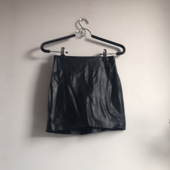 Wilfred faux leather mini skirt. Colour Black. Size 0. Stretchy. Short. - Picture 2 of 7